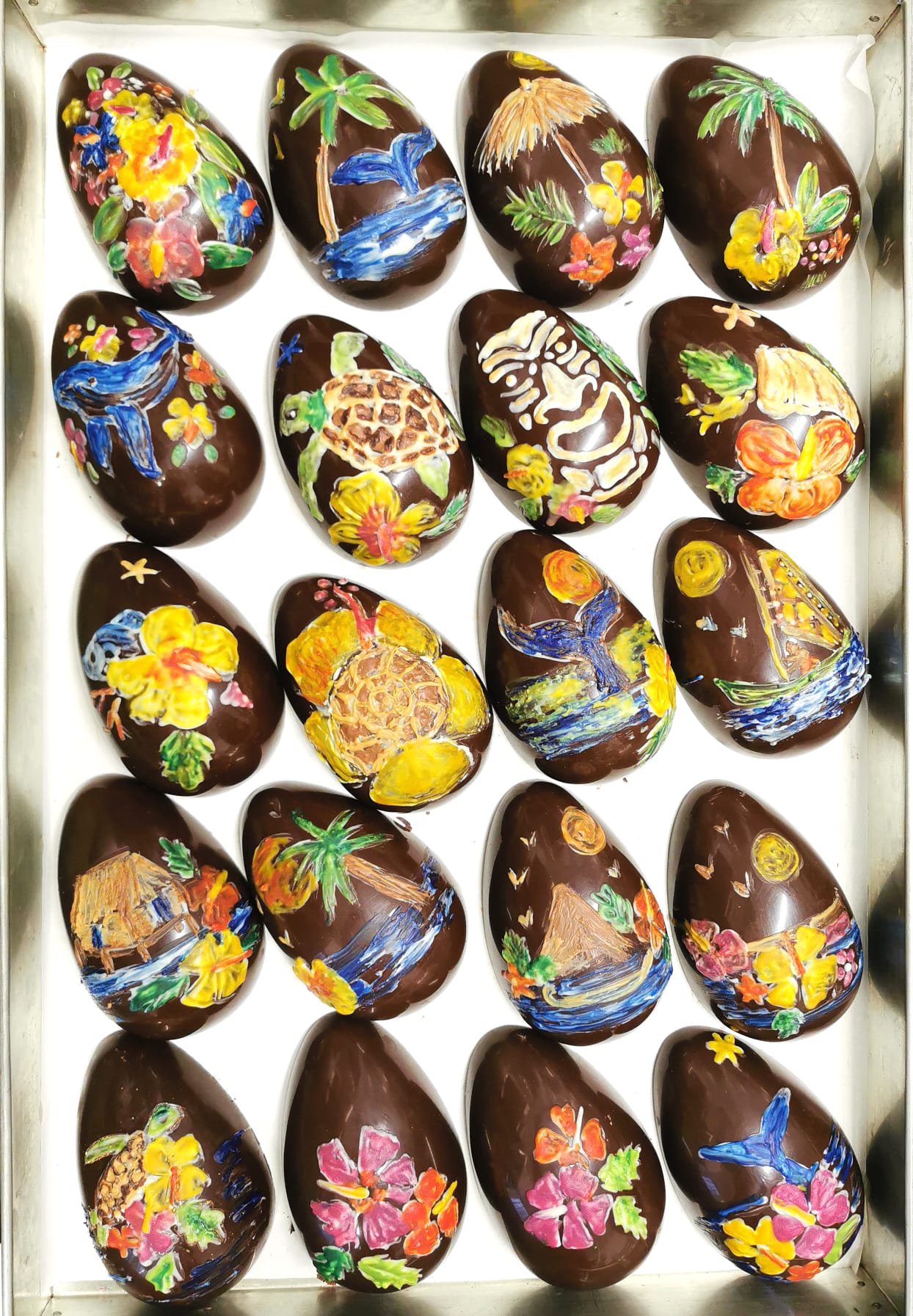 oeufs en chocolat noir peint à la main