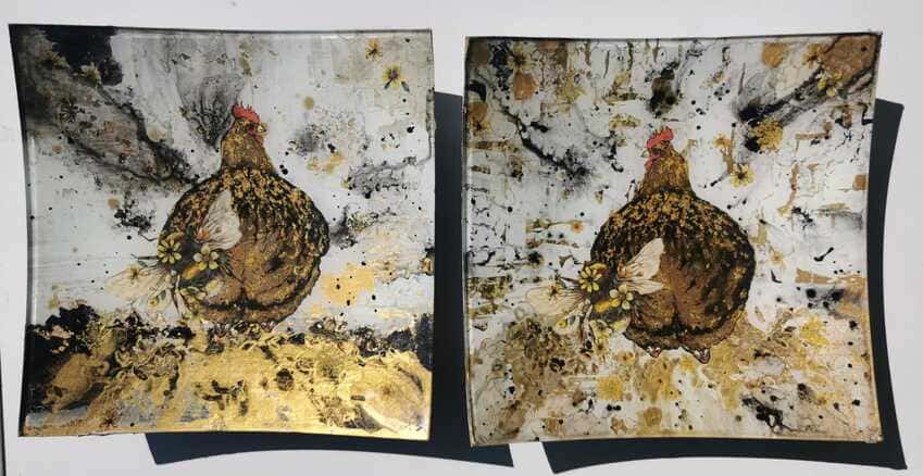 La poule piquée par une abeille