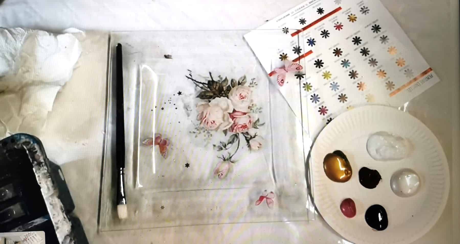 Création poétique sur verre autour des roses anciennes selon les techniques G’Art à Vous accessibles même sans savoir dessiner.