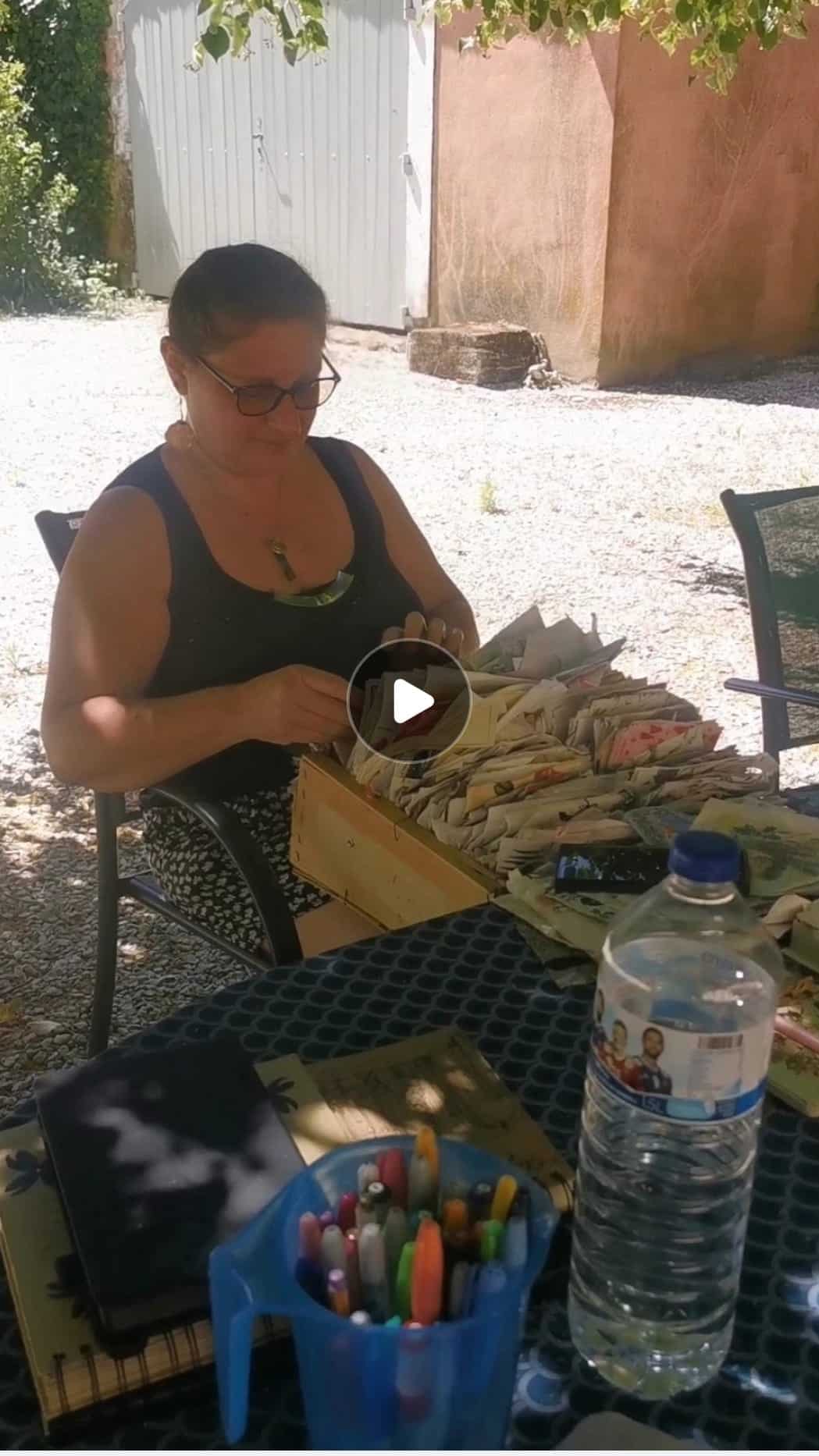 Atelier de peinture sous verre pendant un séjour bien-être créatif G'Art à Vous en Provence
