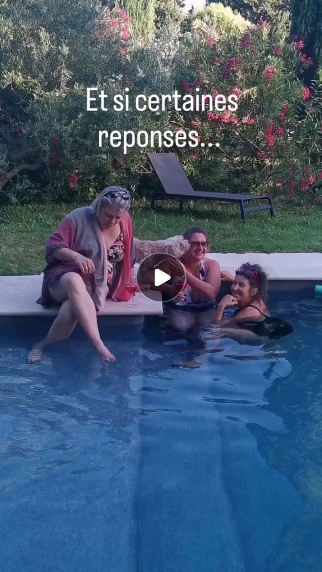 Moment de détente au bord de la piscine pendant un séjour G'Art à Vous en Provence